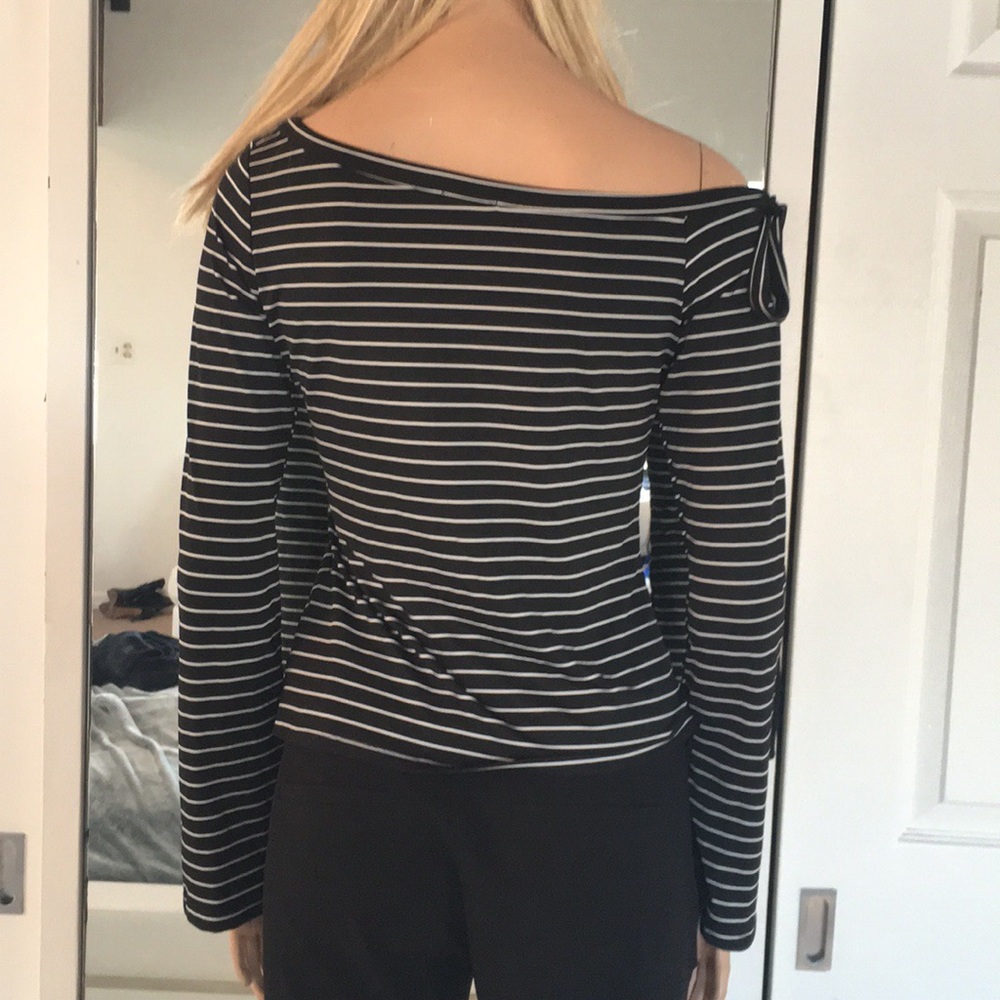 Adorable Mandee Blk & Wht Strip Top. - Picture 5 of 6